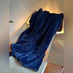 ANTHROPOLOGIE SUPER SOFT THROW BLANKET, dark blue EXTRA PLUSH, like new